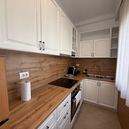 2br In Tiranas Trendiest Neighborhood Apartmán *